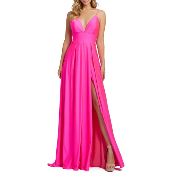 Mac Duggal Plunge Neck  Gown 🩷IN STORES🩷 - Picture 1 of 2